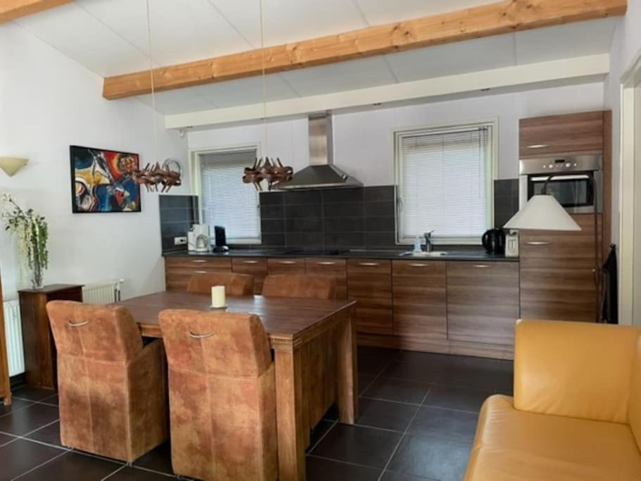 Ruime En Comfortabele Bungalow Aan Bosrand Lage Mierde Zewnętrze zdjęcie